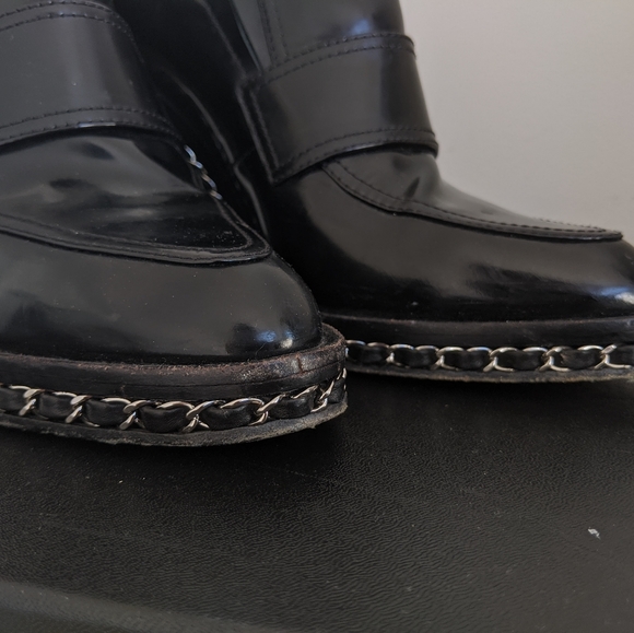CHANEL patent leather chain-link ankle boot - Picture 5 of 14